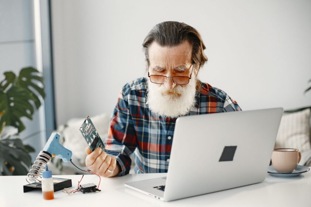 Älterer Mensch sucht Hilfe bei technischen Problemen