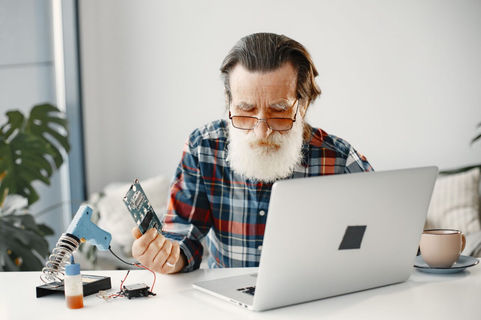 Älterer Mensch sucht Hilfe bei technischen Problemen
